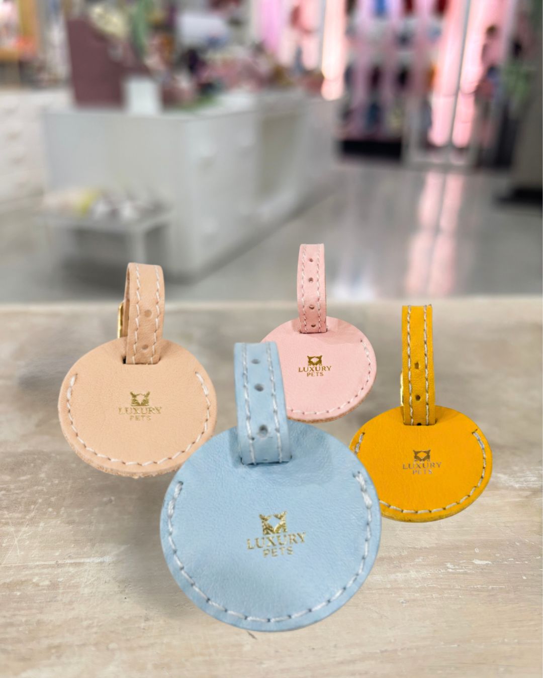 compra online estos preciosos porta-airtags para perros en Luxury Pets, peluquería canina y boutique especializada en perros, Núñez de Balboa 35A, Madrid. Azul en el centro