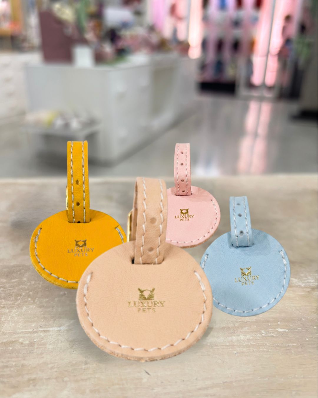 compra online estos preciosos porta-airtags para perros en Luxury Pets, peluquería canina y boutique especializada en perros, Núñez de Balboa 35A, Madrid. Beige o nude en el centro