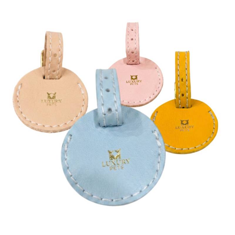 estos porta-airtags para perros son una fantasía y los puedes comprar online en Luxury Pets, peluquería canina y boutique especializada en perros, Núñez de Balboa 35A, Madrid. Colores disponibles azul celeste, beige o nude, mostaza y rosa
