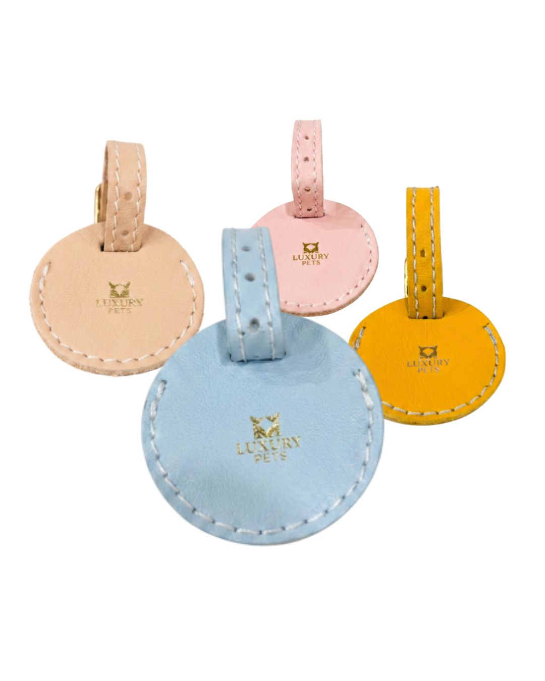 estos porta-airtags para perros son una fantasía y los puedes comprar online en Luxury Pets, peluquería canina y boutique especializada en perros, Núñez de Balboa 35A, Madrid. Colores disponibles azul celeste, beige o nude, mostaza y rosa