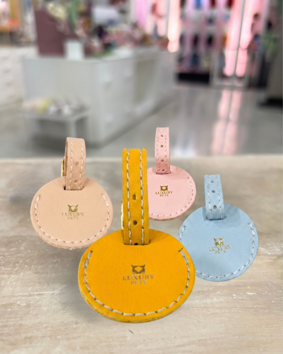 compra online estos preciosos porta-airtags para perros en Luxury Pets, peluquería canina y boutique especializada en perros, Núñez de Balboa 35A, Madrid. Mostaza en el centro